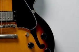 LAS 10 MEJORES GUITARRAS ELÉCTRICAS Y ACÚSTICAS BARATAS DEL 2021