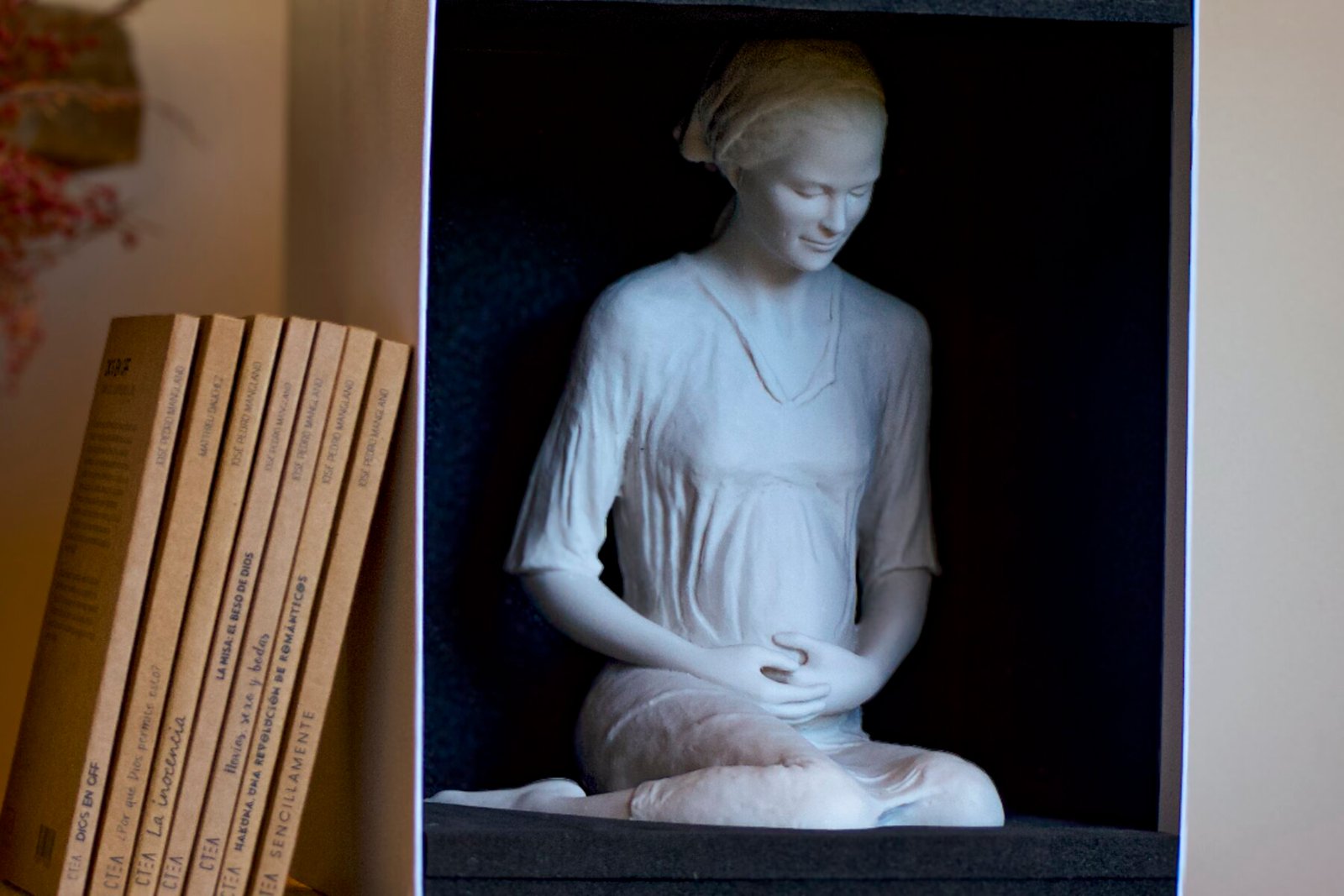 Madre de Hakuna sculpture in box