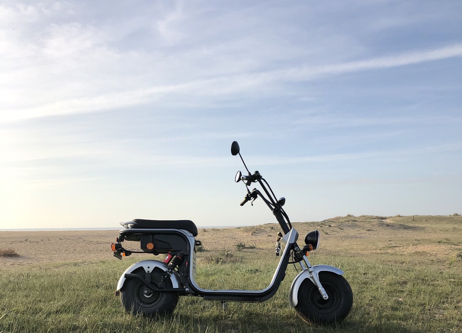 Silencio Verde home slider: scooter in the countryside
